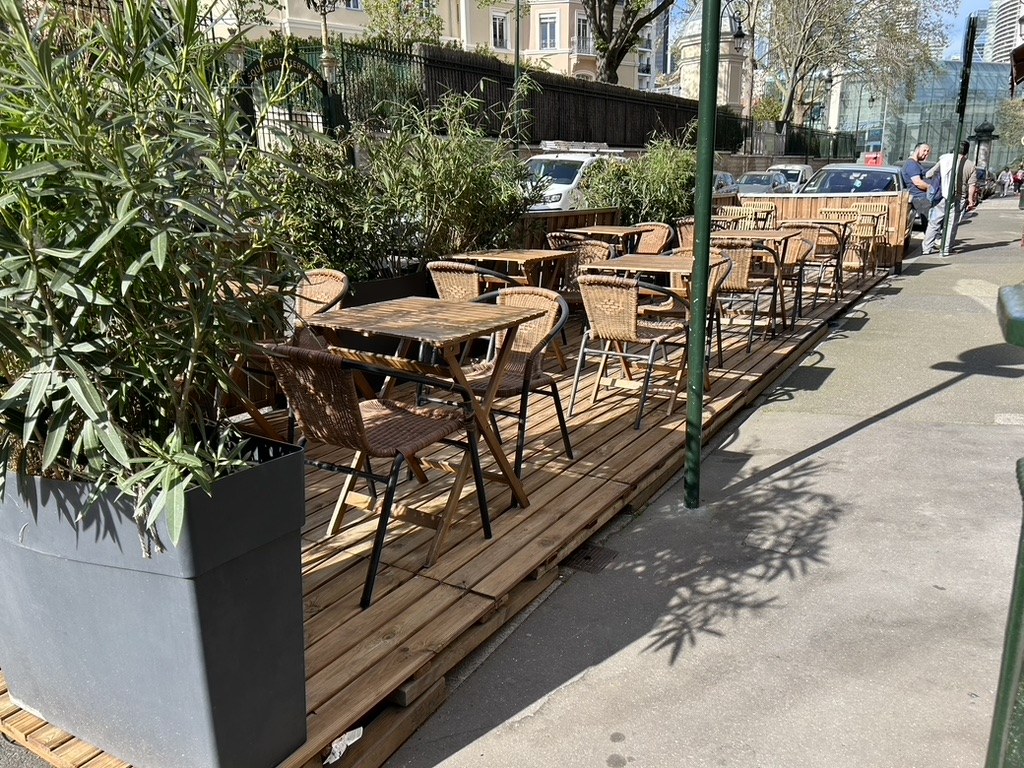 Huguito's planted outdoor terrace in Puteaux